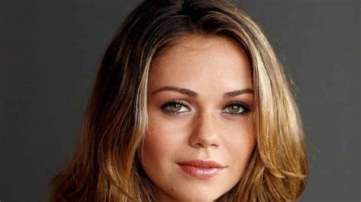 Alexis Dziena Age 34 Wiki: Relationship Status To Family Conflict On Money