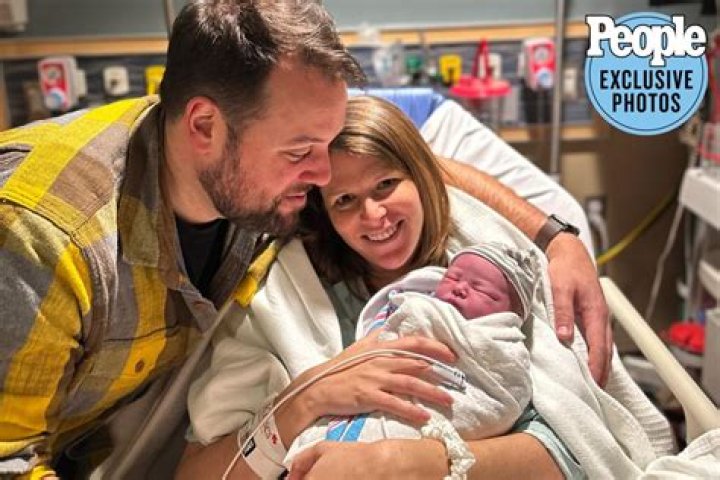 Kasie Hunt CNN, Bio, Wiki, Age, Husband, Baby, Salary, and Net Worth