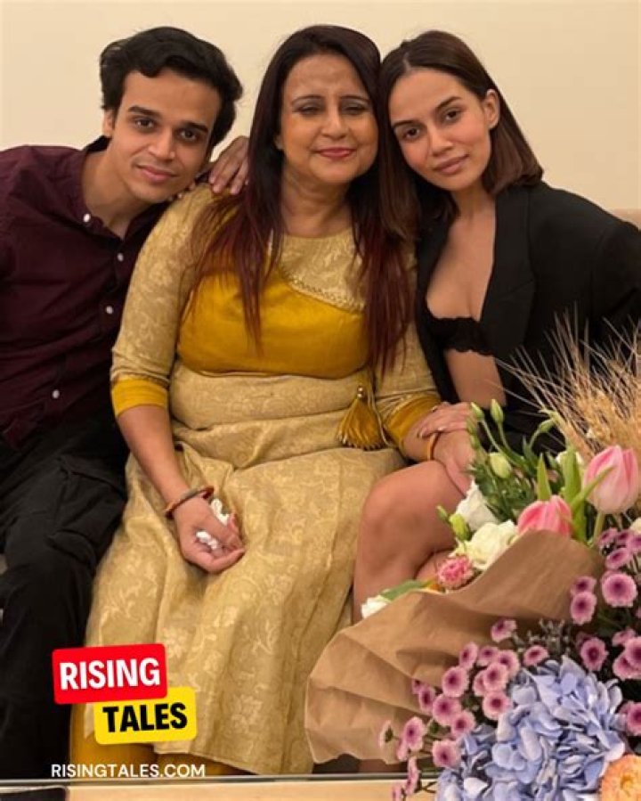 Komal Pandey Age, Height, Surgery, Boyfriend, Net Worth